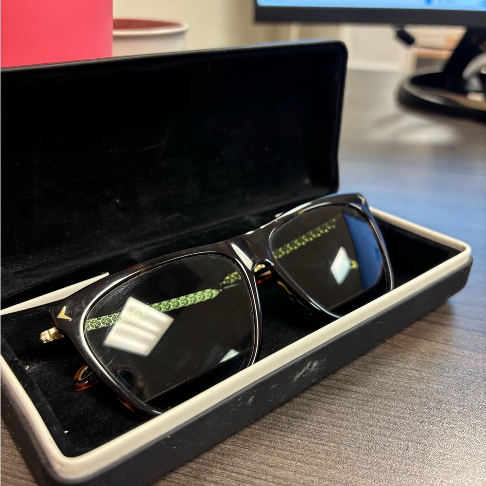 Chic Tortoise Shell Sunglasses - image 5